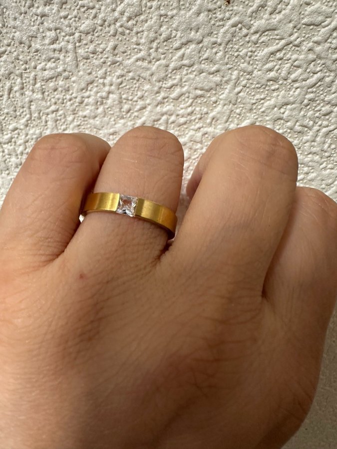 Helt ny ring i 316L stainless steel rostfritt stål Cubic Zirkonia str. 16mm