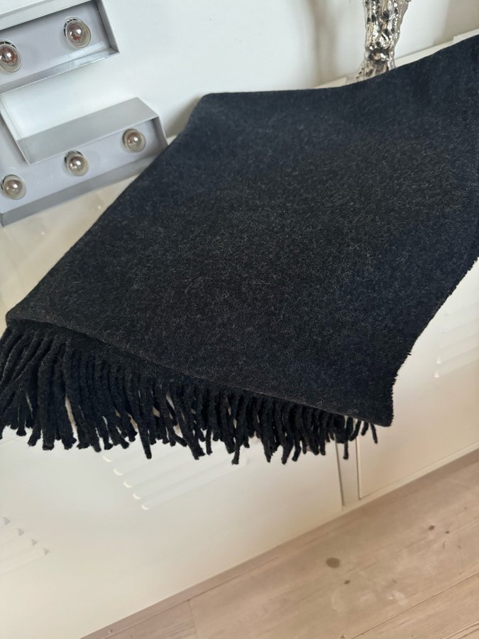 Acne Studios oversized fringe scarf mörkgrå