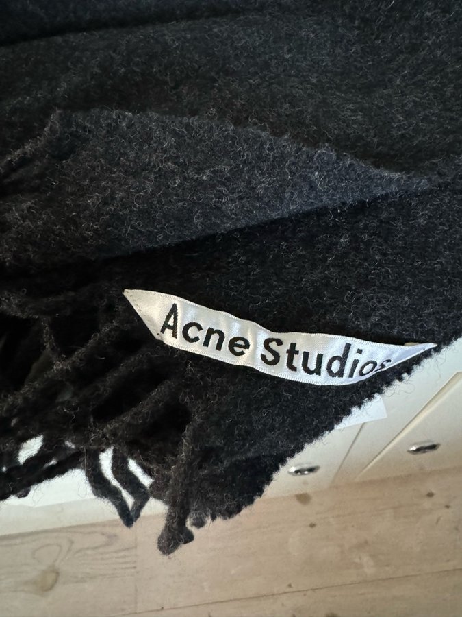 Acne Studios oversized fringe scarf mörkgrå