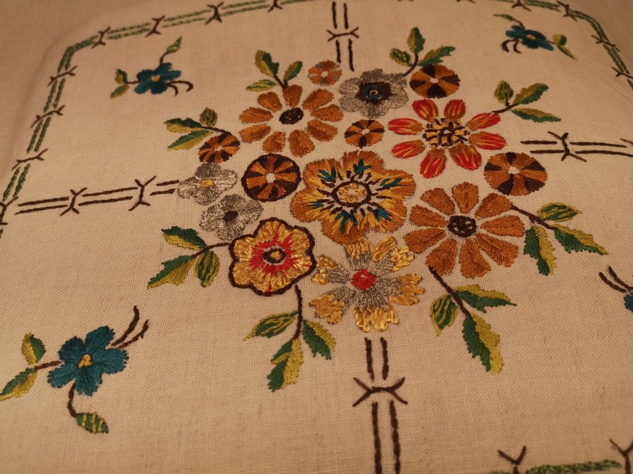 Vackert blomstermotiv handbroderat. Kuddfodral i linne. Färger helt i behåll.