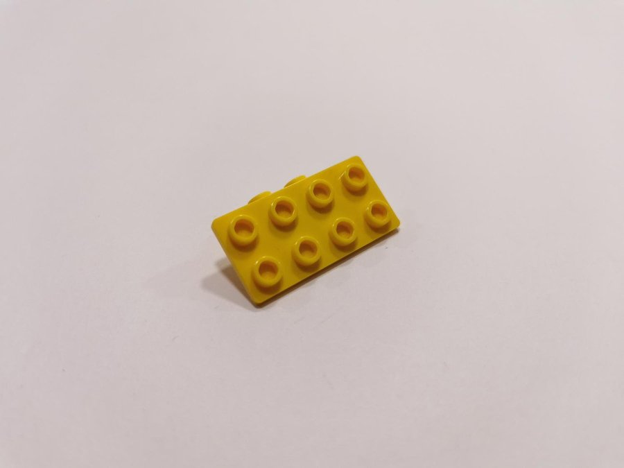 Lego - bracket - platt - modifierad - 1x2 / 2x4 - part 93274 - gul