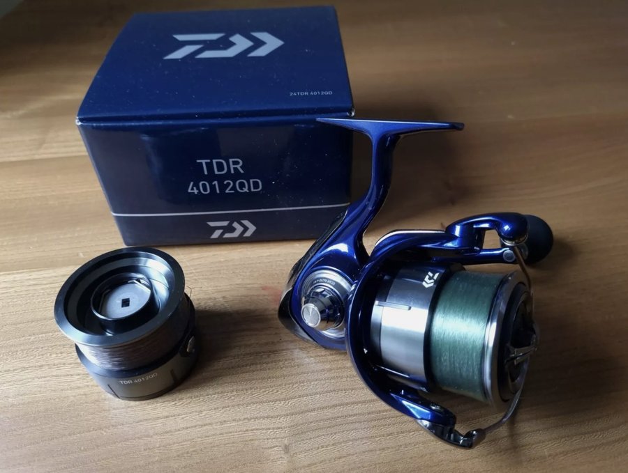 Daiwa TDR 24 4012 QD Rolle + Ersatzspule - Superb Reel - neuestes Modell-