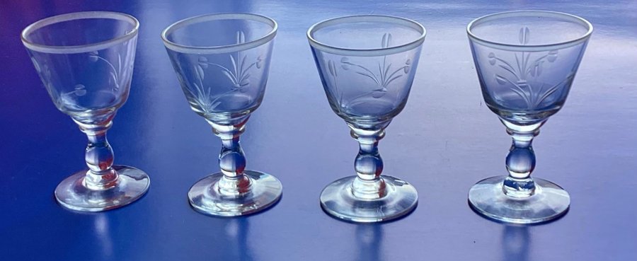 4 st slipade munblåsta glas snapsglas /likörglas från svenskt glasburk Åfors?