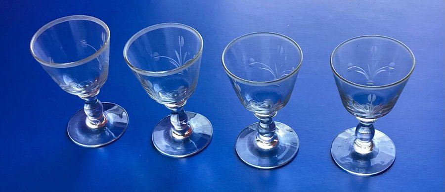 4 st slipade munblåsta glas snapsglas /likörglas från svenskt glasburk Åfors?