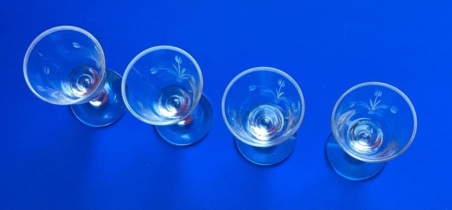 4 st slipade munblåsta glas snapsglas /likörglas från svenskt glasburk Åfors?