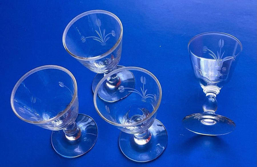 4 st slipade munblåsta glas snapsglas /likörglas från svenskt glasburk Åfors?