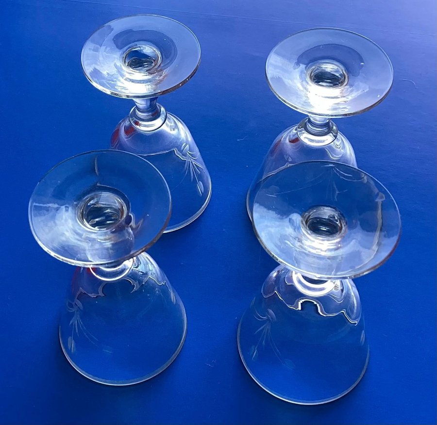 4 st slipade munblåsta glas snapsglas /likörglas från svenskt glasburk Åfors?