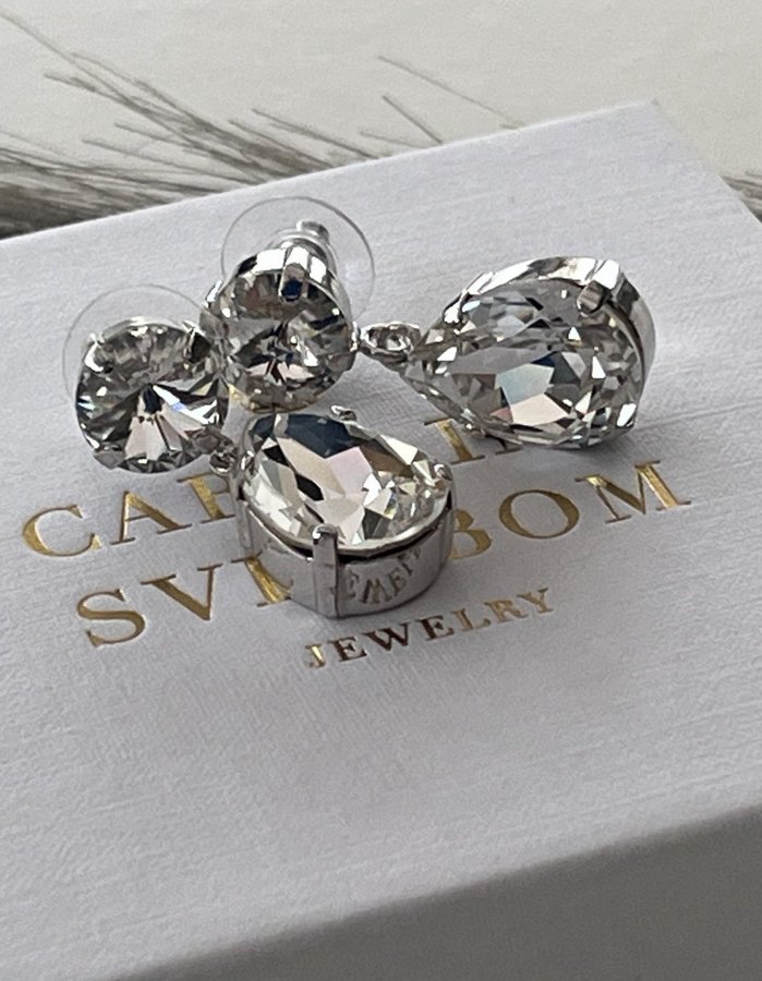 Caroline Svedbom Perfect Drop Earrings, silver/vit sten. Oanvända. Nypr. 1495 kr