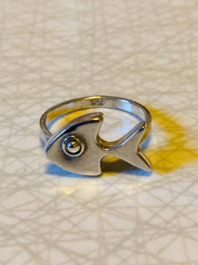 Ring i stämplat 925 silver Fisk