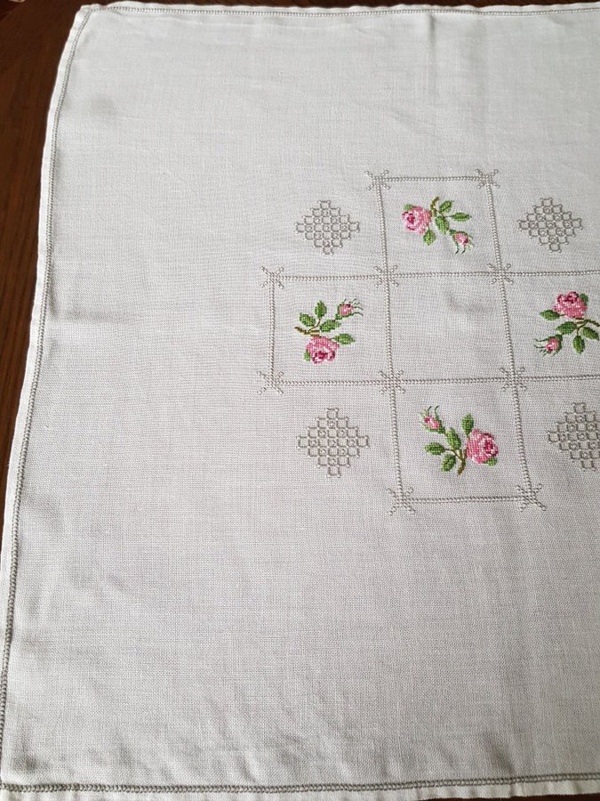 Duk handbroderad rosa Rosor