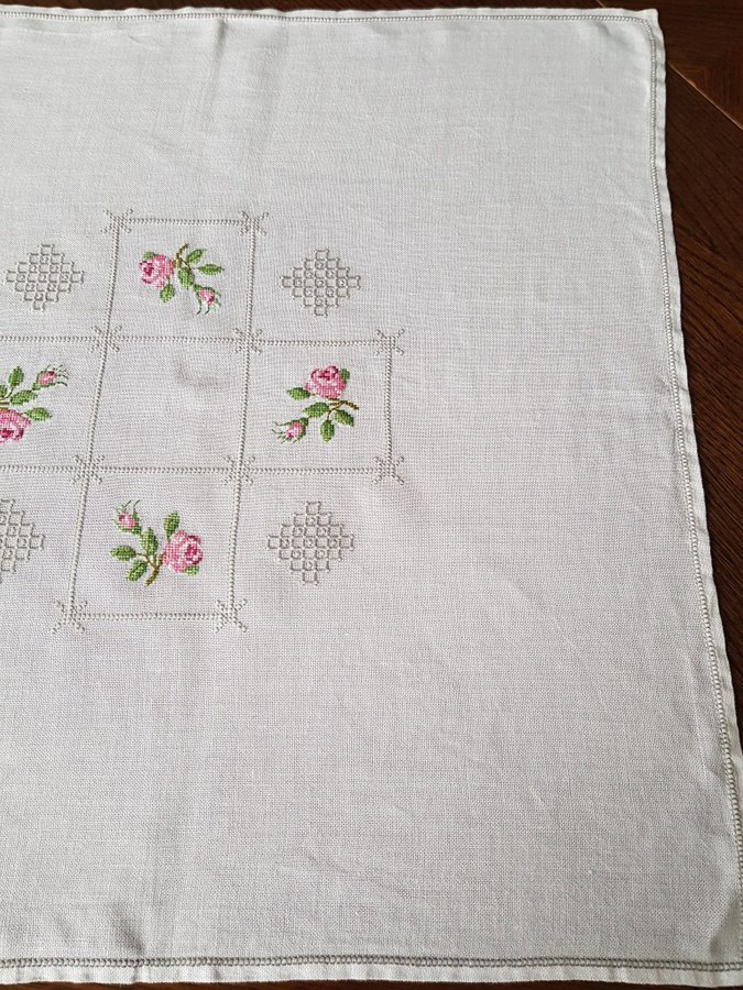 Duk handbroderad rosa Rosor