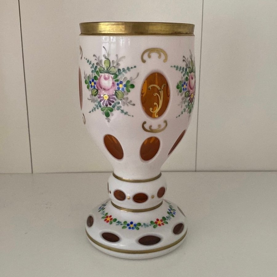 Vacker vintage Bägare Bohemisk Glas Vas Vit tranbär blommor Vas Handgjord