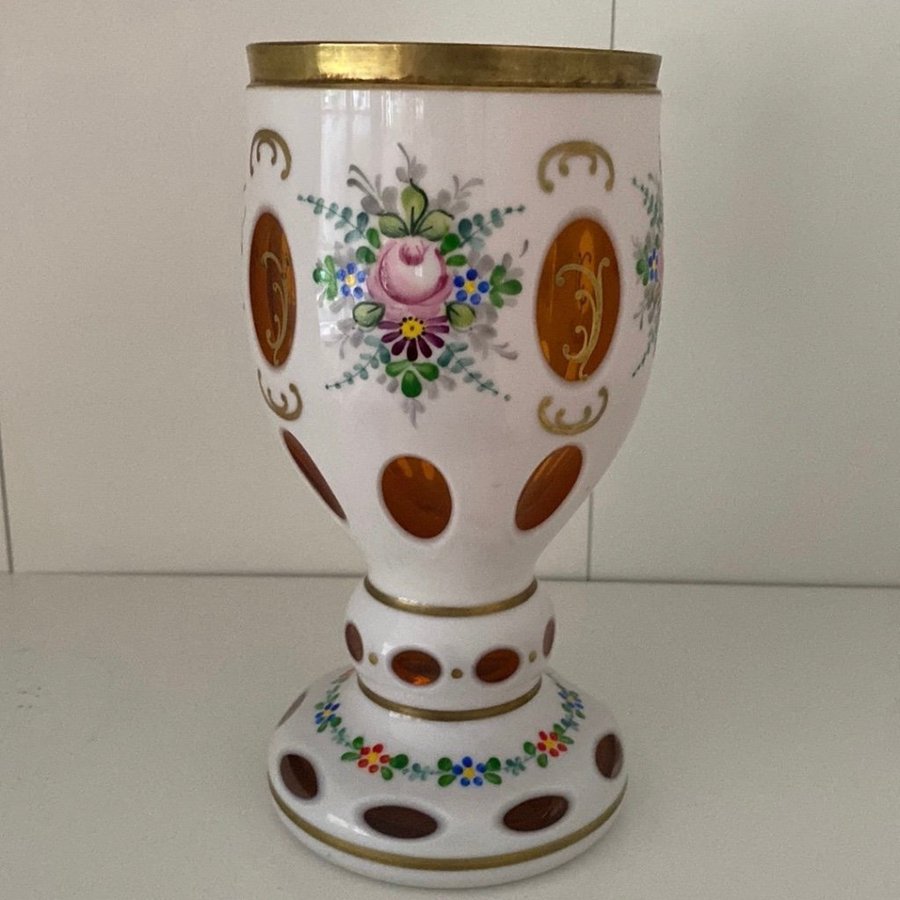 Vacker vintage Bägare Bohemisk Glas Vas Vit tranbär blommor Vas Handgjord