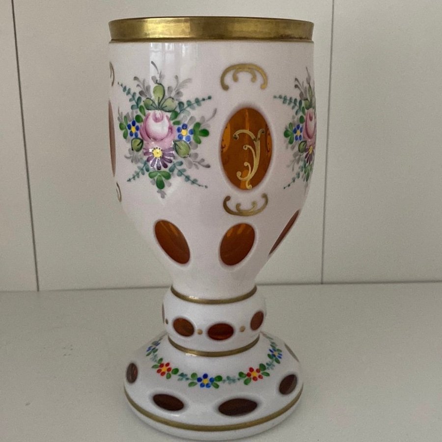 Vacker vintage Bägare Bohemisk Glas Vas Vit tranbär blommor Vas Handgjord