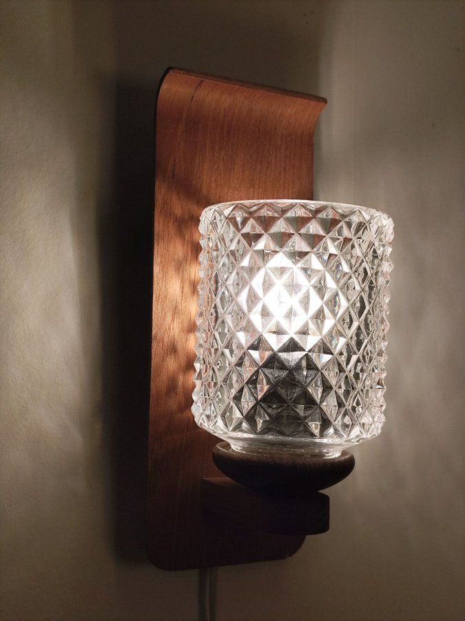 Läcker Retro Vägglampa sänglampa i teak