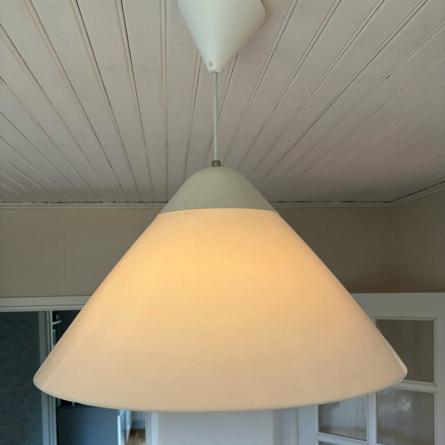 Taklampa Hans J Wegner för Louis Poulsen modell ”opala” dansk design