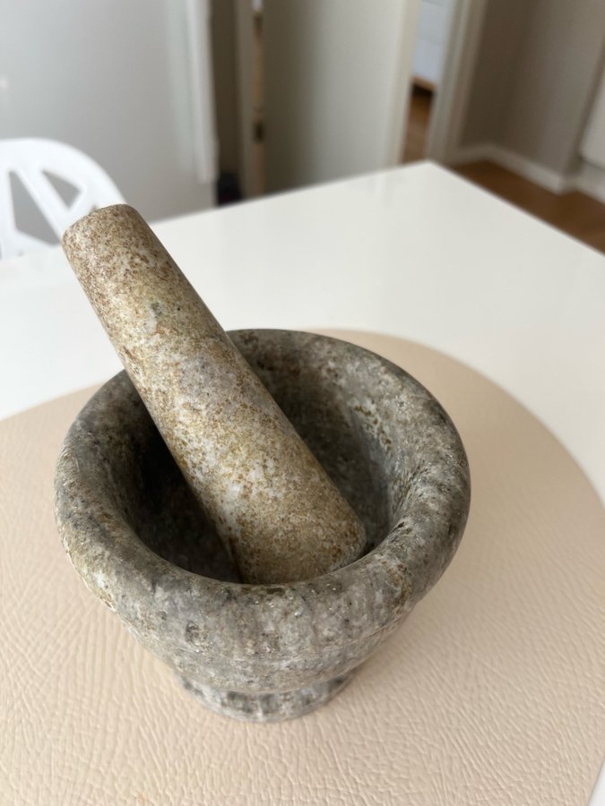 Mortél och pestle i marmor  mortelstöt antik