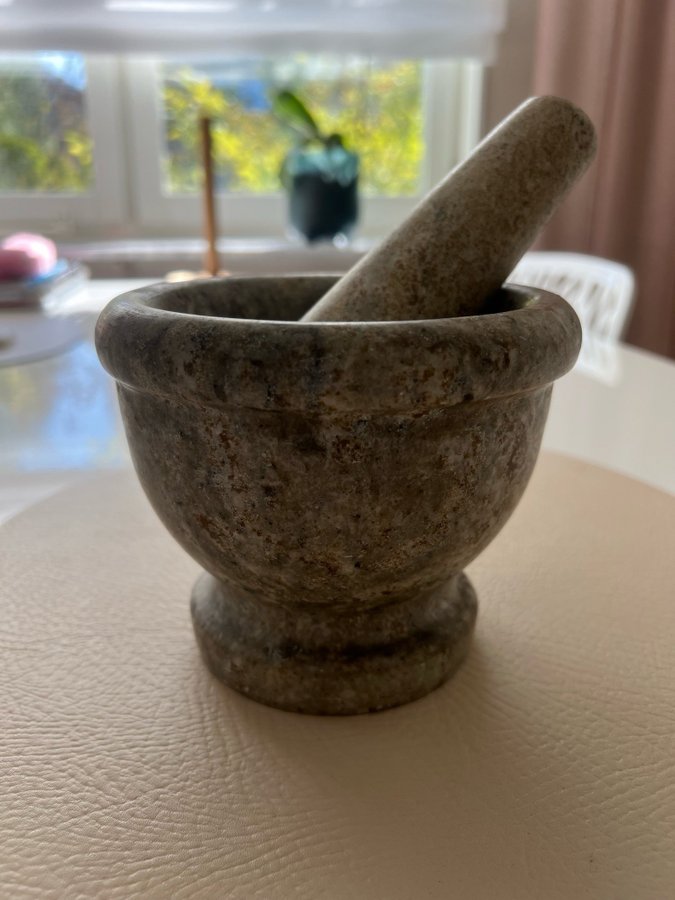 Mortél och pestle i marmor  mortelstöt antik