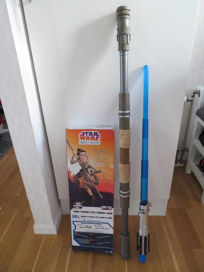 *** Maskeradkläder Star Wars Rey strl 128cm inklusive lasersvärd och stav ***