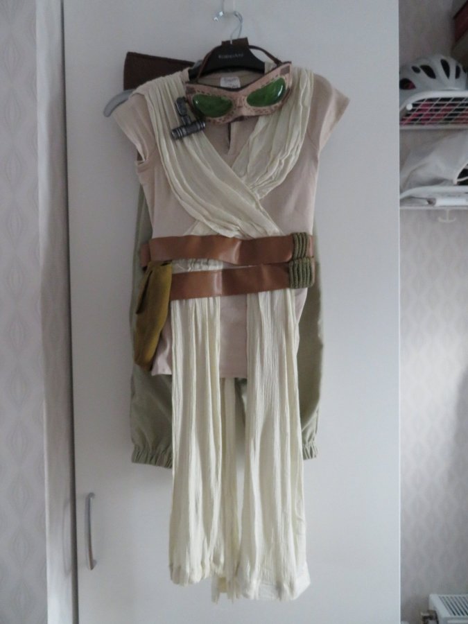 *** Maskeradkläder Star Wars Rey strl 128cm inklusive lasersvärd och stav ***