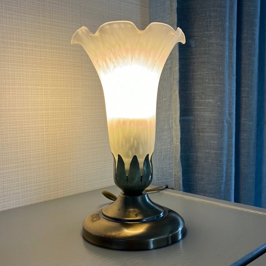 Vit liljelampa bordslampa lilja art nouveau jugend retro vintage 1900-tal