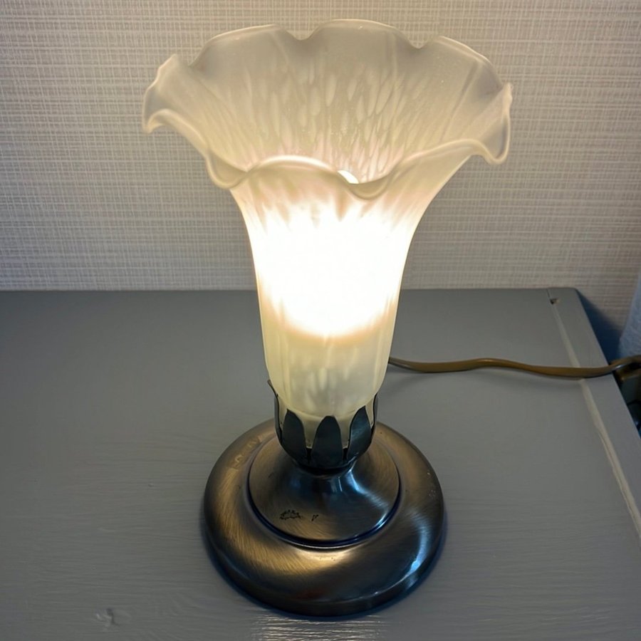 Vit liljelampa bordslampa lilja art nouveau jugend retro vintage 1900-tal