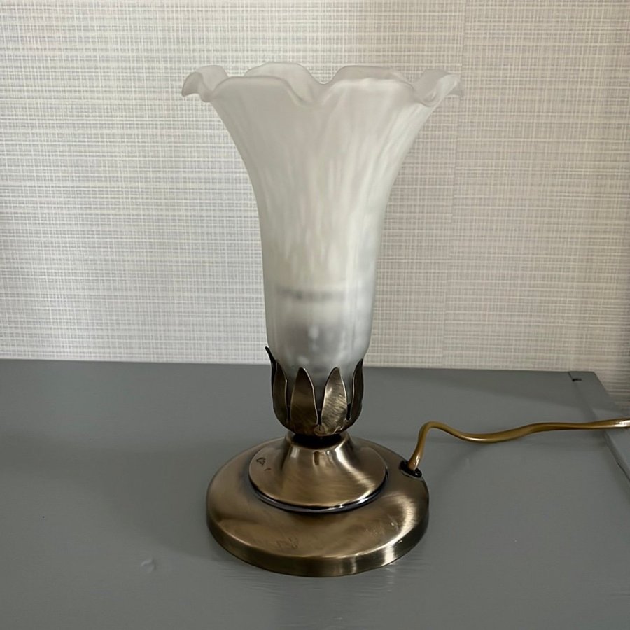 Vit liljelampa bordslampa lilja art nouveau jugend retro vintage 1900-tal