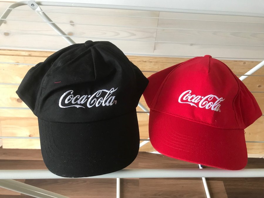 2 nya Coca-Cola keps kepsar röd svart onesice S M julklapp