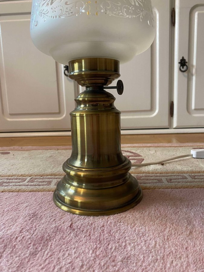 Retro bordslampa i mässing med frostat glas kuppa , Storlek höjd 39 cm