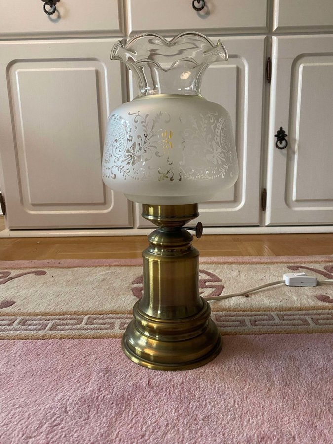 Retro bordslampa i mässing med frostat glas kuppa , Storlek höjd 39 cm