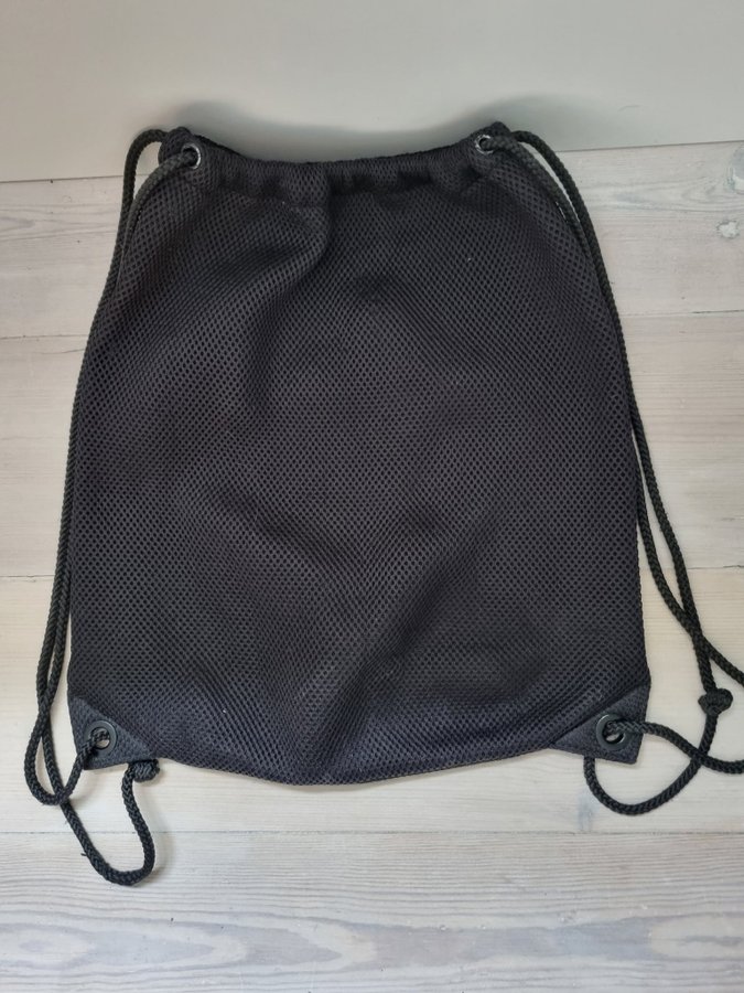 Svart nätryggsäck med dragsko /black mesh backpack with drawstring, HM, 36x38cm