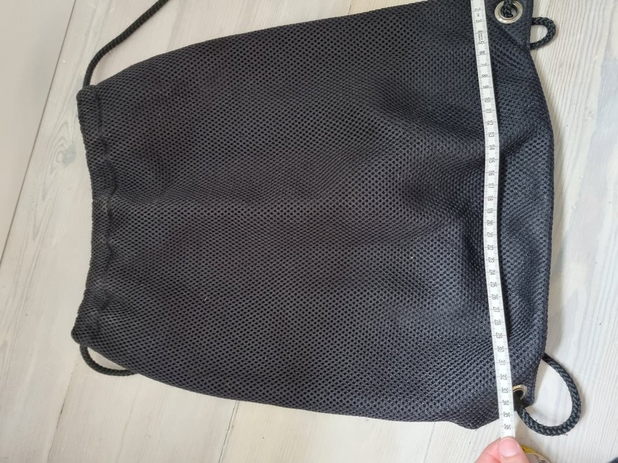 Svart nätryggsäck med dragsko /black mesh backpack with drawstring, HM, 36x38cm