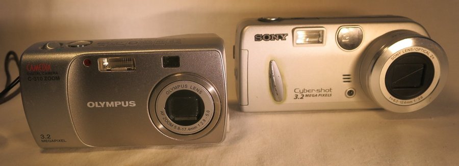 Sony Cyber-shot DSC-P52 Made in Japan och Olympus Camedia C-310 Digital kamera