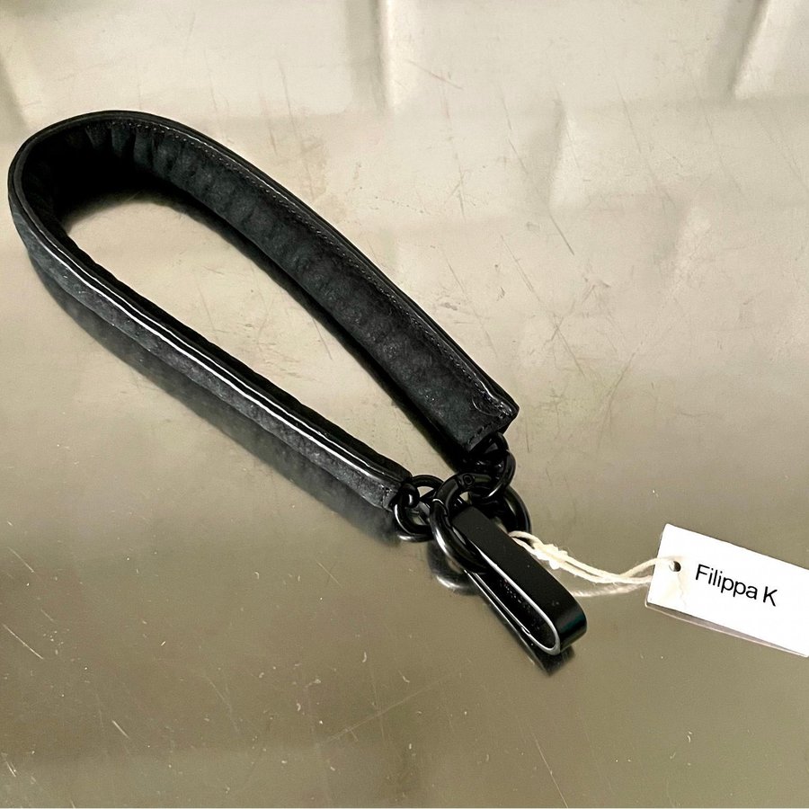 FILIPPA K KEYCHAIN SVART KEDJA FÖR NYCKELKNIPPA MOCKA SKINN NY OANVÄND