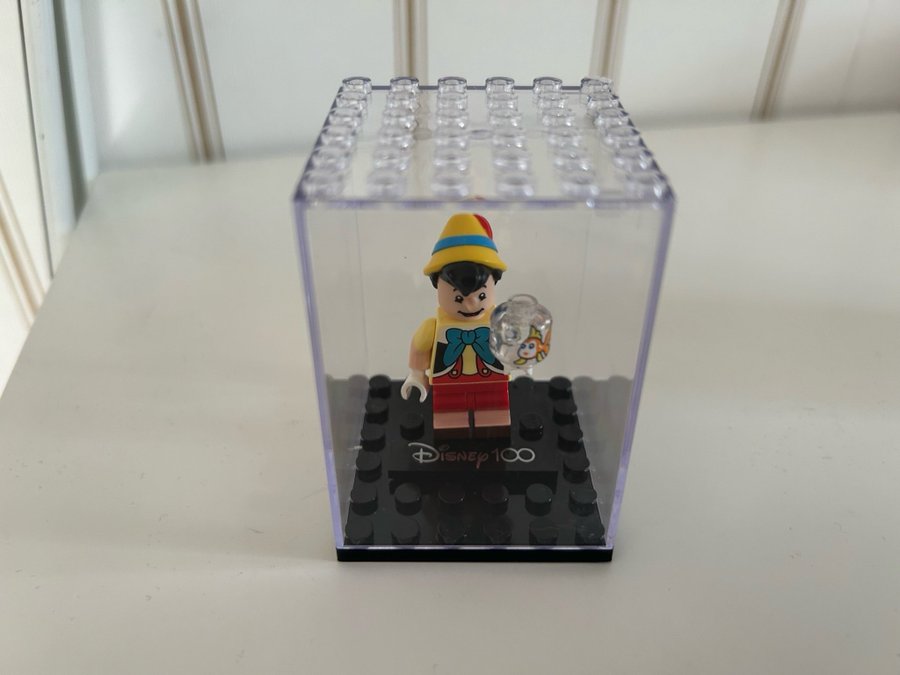 LEGO Disney 100 - Pinochio Minifigur i Display