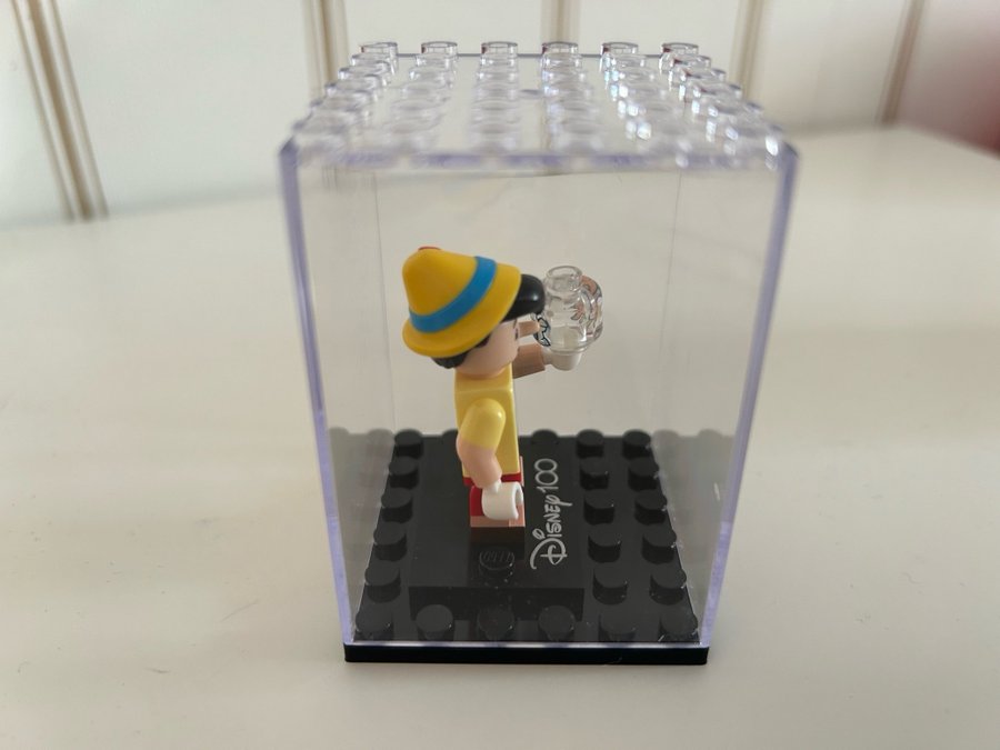 LEGO Disney 100 - Pinochio Minifigur i Display