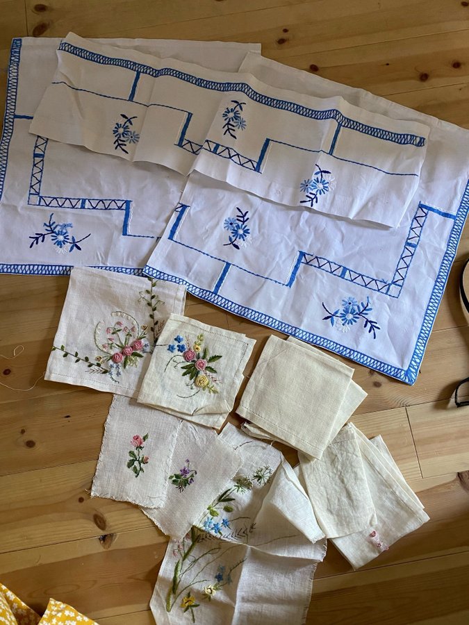 Handbroderade dukar blommor jugend broderi textil hantverk