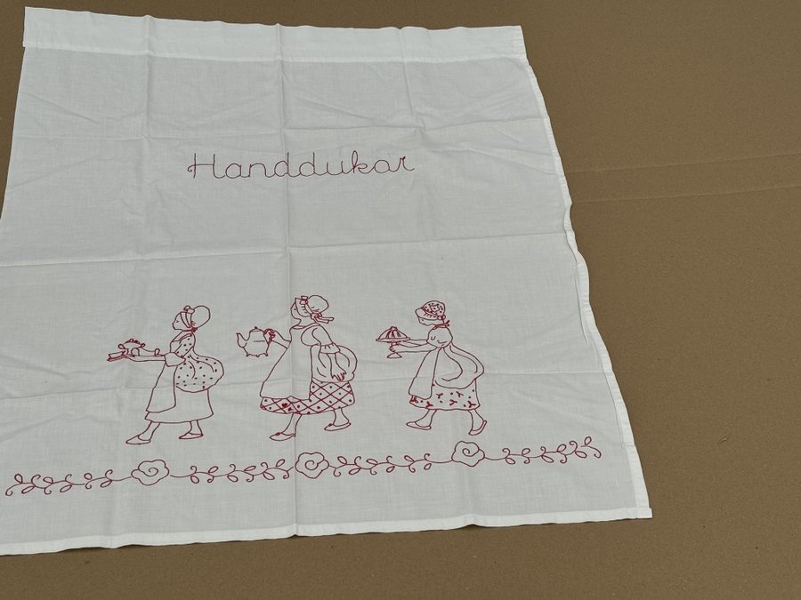 PARADHANDUK BRODERAD 62X75 CM