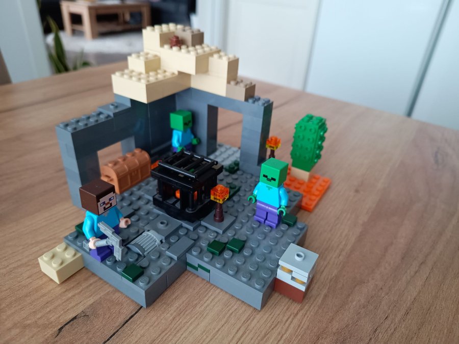 Lego Minecraft 21119 The Dungeon