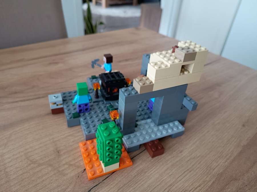 Lego Minecraft 21119 The Dungeon