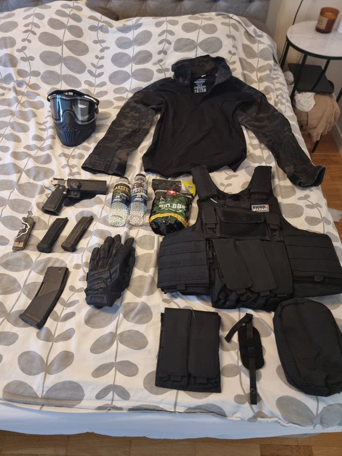 Airsoftpaket med pistol utrustning och tillbehör