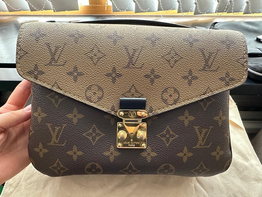 Louis Vuitton Pochette Metis reverse