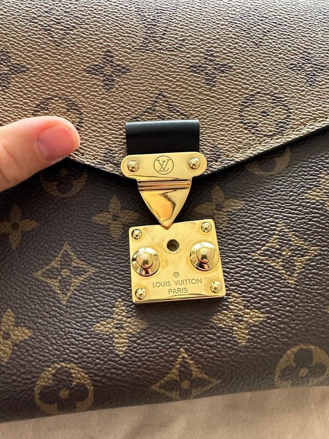 Louis Vuitton Pochette Metis reverse