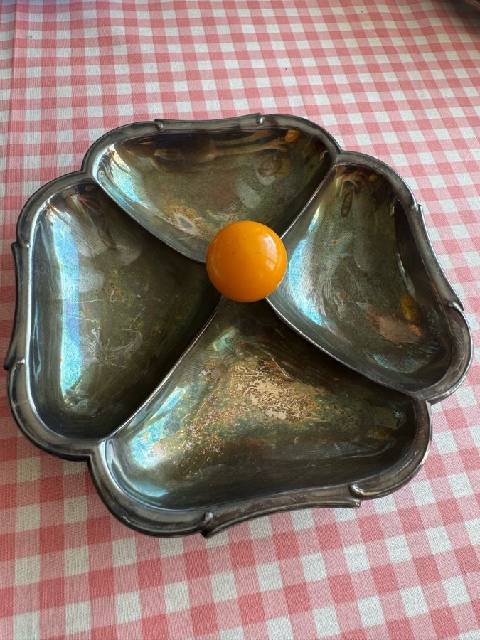 Art Deco serveringsfat med orange knopp i plast retro vintage nysilver