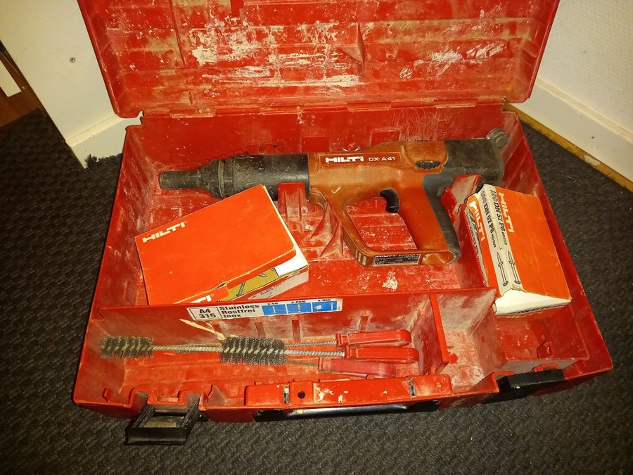 Batteridriven Spikpistol Hilti DX 4.1 med trandportvaska