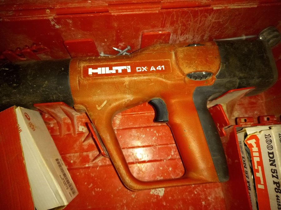 Batteridriven Spikpistol Hilti DX 4.1 med trandportvaska