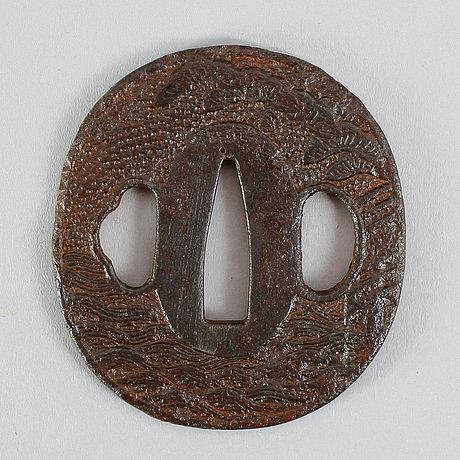 TSUBA Japan 1800-tal Mitsunaga Dekor av bladverk Diameter ca 6 cm