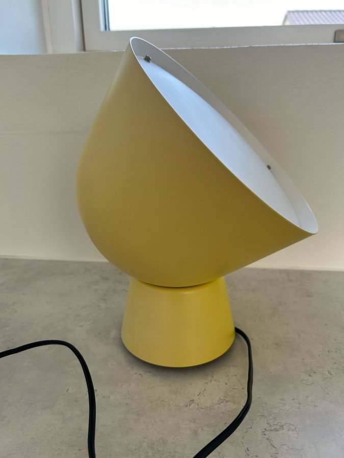 Gul Ola Wihlborg lampe fra IKEA