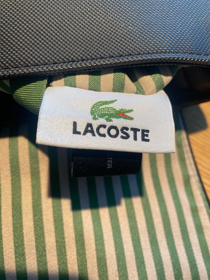 Grå väska från Lacoste