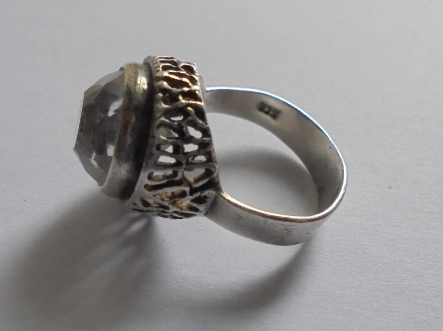 ring i silver med bergkristall vintage